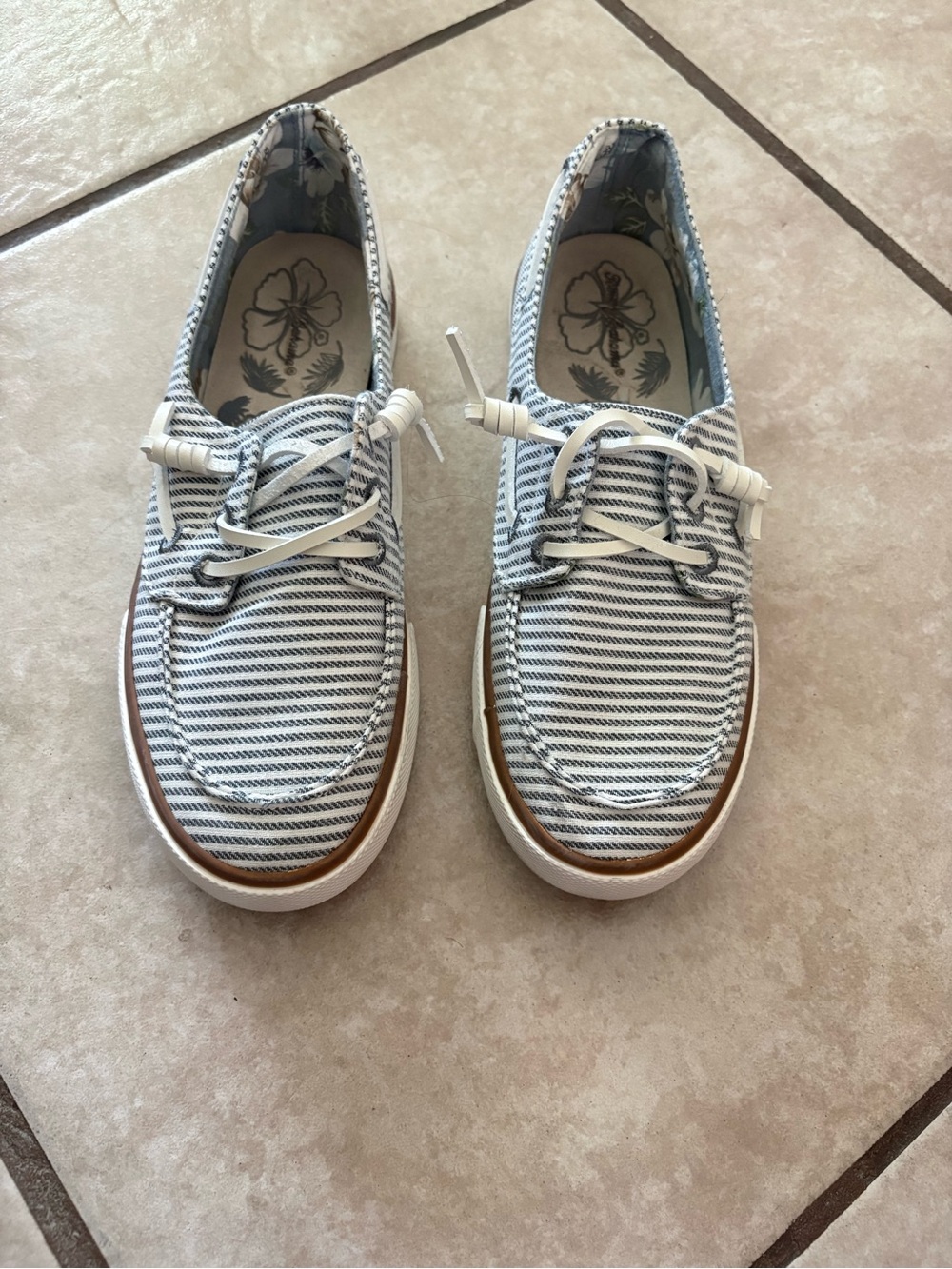Tommy Bahama White and Navy Striped Boat/Deck shoes 8